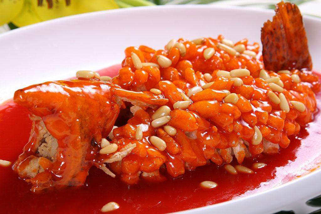 松鼠桂鱼是苏菜系菜肴中的代表作, 在江南各地一直将其列作宴席上的