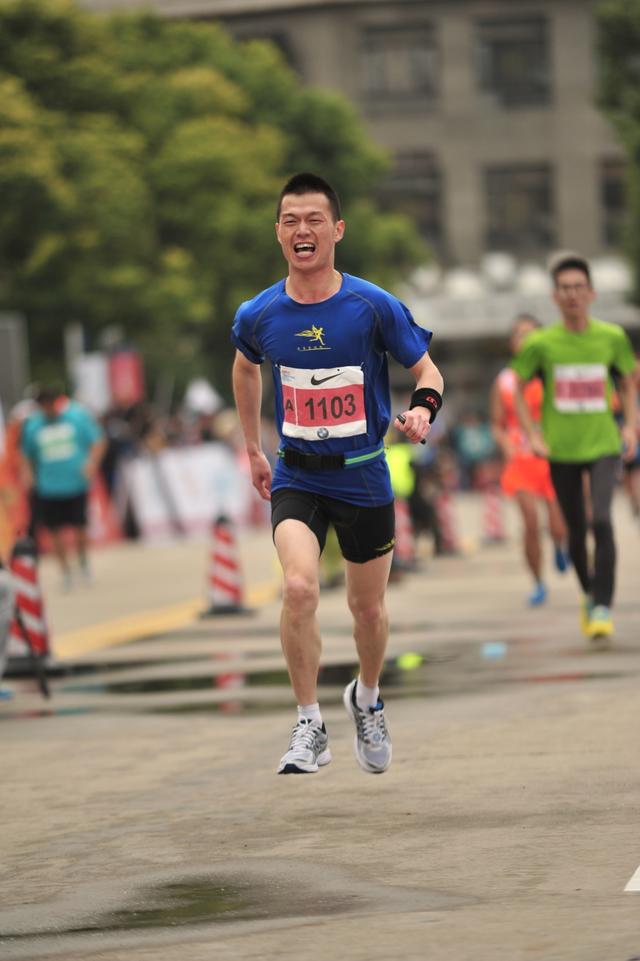 3（上海马拉松，我的首马。冲刺时还能见到军人的那种刚毅）.jpg