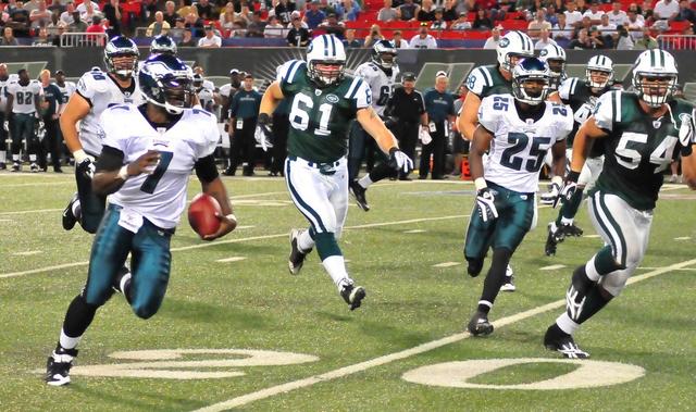 Michael-Vick-carrying-football.jpg