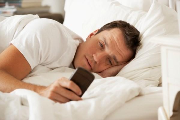 man-using-smartphone-in-bed-600x400.jpg.jpg