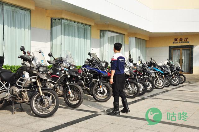 环广西自行车赛的豪华机动车后勤军团，宝马摩托车队太拉风！