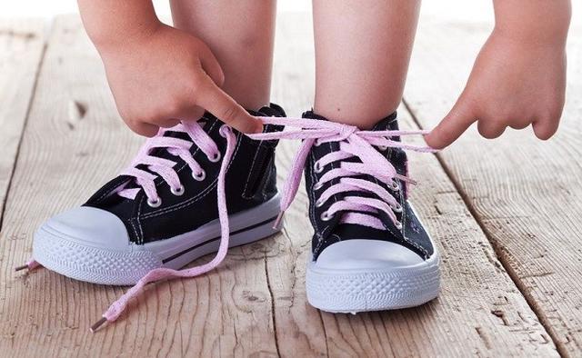 teach-child-tie-shoelace.jpg