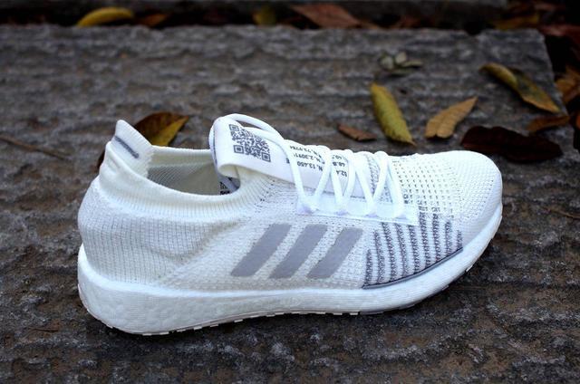 阿迪达斯 BOOST加强版本有什么不一样：PulseBOOST HD 跑鞋