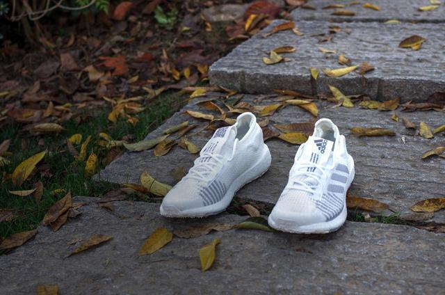 阿迪达斯 BOOST加强版本有什么不一样：PulseBOOST HD 跑鞋