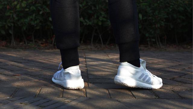 阿迪达斯 BOOST加强版本有什么不一样：PulseBOOST HD 跑鞋