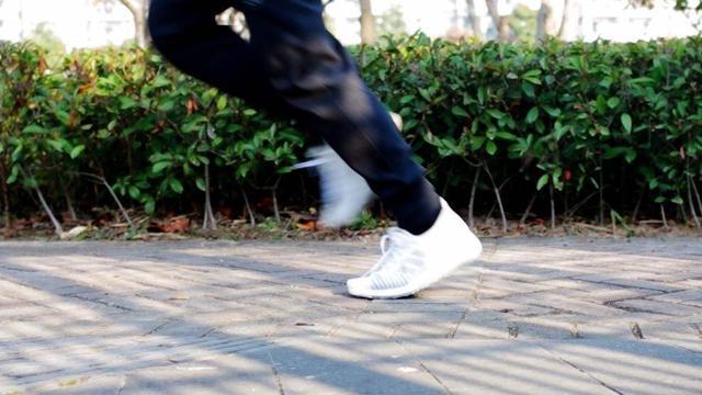 阿迪达斯 BOOST加强版本有什么不一样：PulseBOOST HD 跑鞋