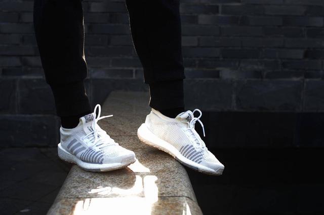 阿迪达斯 BOOST加强版本有什么不一样：PulseBOOST HD 跑鞋