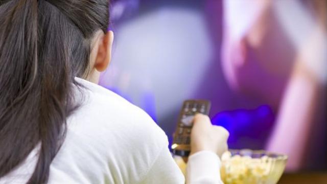 girl-watching-tv-while-eating-junk-food-istock-large.jpg