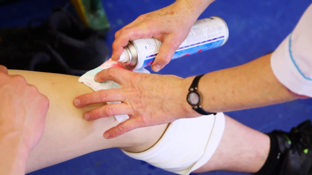 sports-doctor-does-analgesic-spray-on-knee-of-sportsman-after-trauma-in-basketball_xjz84exqo__F0000.png