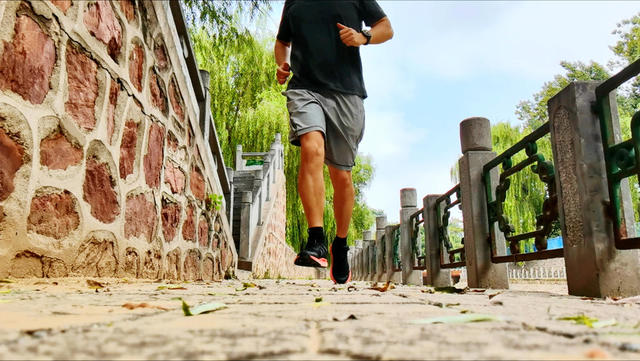 咕咚悦弹10K跑鞋：悦然轻弹，步步为赢