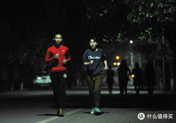 人来人往的公园绿道是比较理想的跑步场地