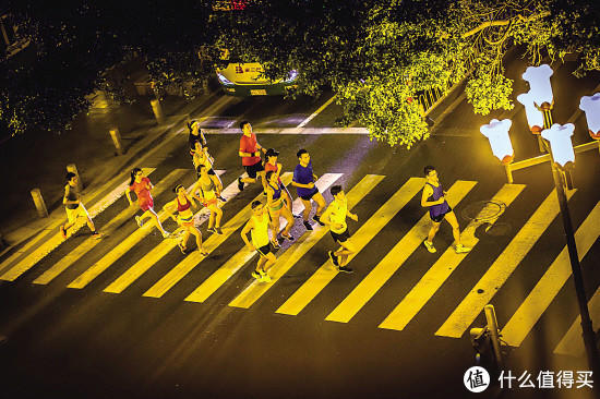 组团跑步、遵守交通规则